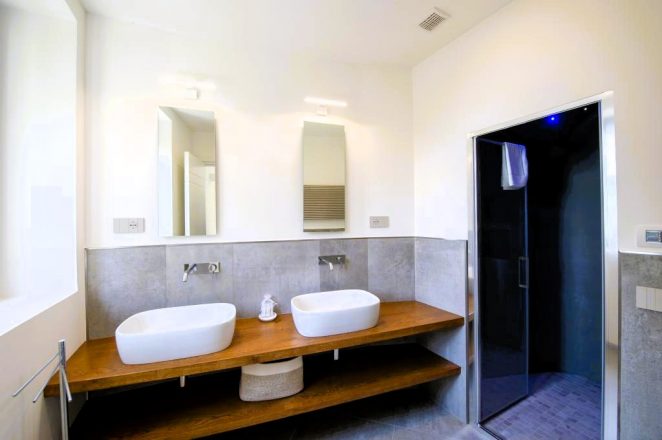 9e Amalfi Coast Getaway Bathroom1