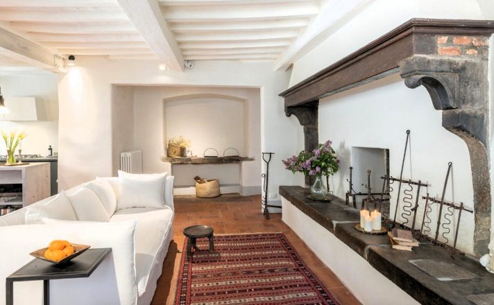 View of the hearth and sofa area in the Bella Aura apartment in Cortona, Italy