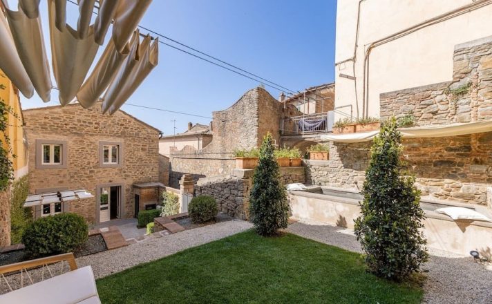 Private two-level Italian garden with adjustable canopies for comfort