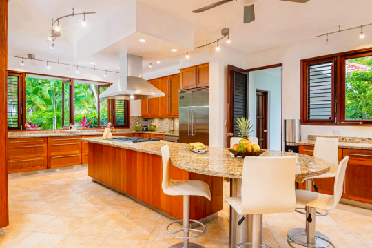 Large kitchen at Cabarete Dreams, featuring plenty of work space and an eat-in table for 4.