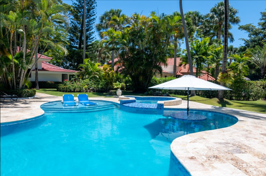 The pool at Cabarete Dreams, which includes an in-pool umbrella and other amenities